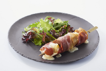 Brochettes de suprêmes soufflés, mesclun à l'huile de noix