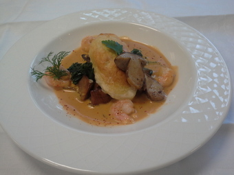 Quenelle de brochet, bisque de homard et cèpes rôtis 