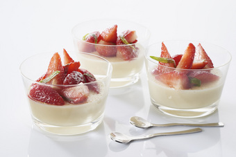 Panna cotta de quenelle et fraises marinées à l'estragon