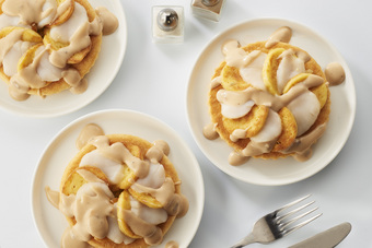 Tarte fine aux quenelles natures et Saint Jacques sauce morilles