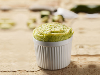 Gratin fondant aux courgettes et aux quenelles