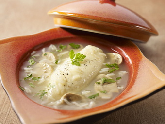 Consommé de champignons et quenelles à la volaille