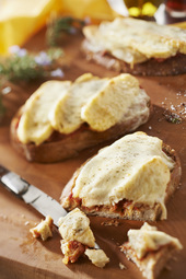 Tartines aux suprêmes soufflés nature, fondue de tomates à l'échalotte et mozzarella fondue