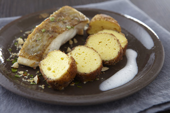 Quenelle panée à la noisette, cabillaud rôti et mousse de lait fumée