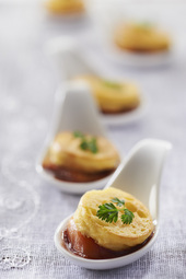 Tapas de quenelles au brochet, truite fumée et sauce au vin rouge