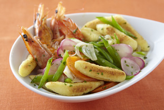 Wok de quenelles et légumes croquants aux crevettes