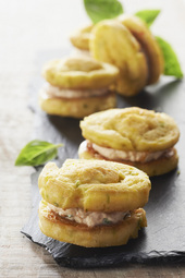 Macarons de quenelles au fromage frais et tomates confites